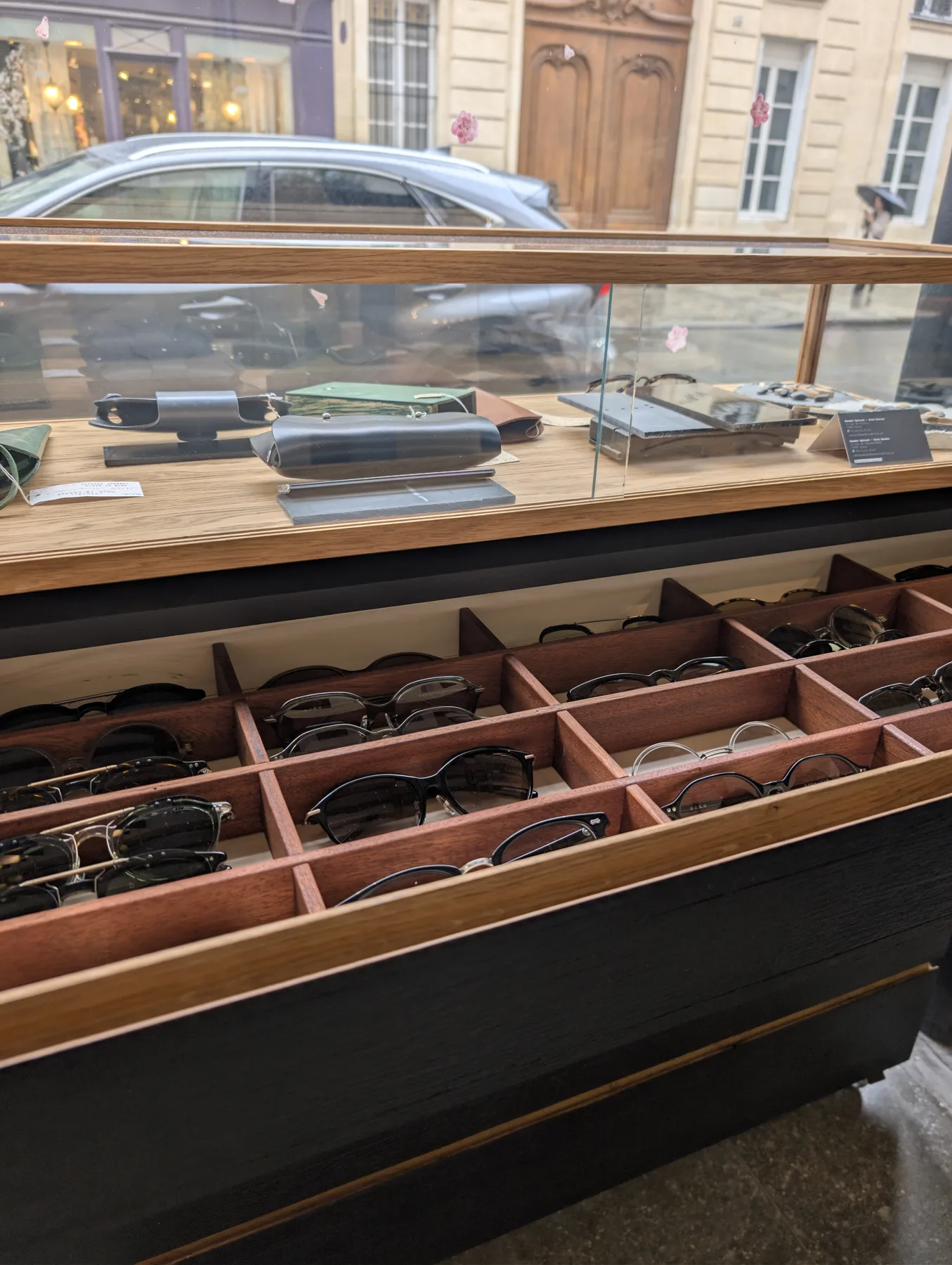Comptoir sur mesure réalisé pour un opticien à Paris